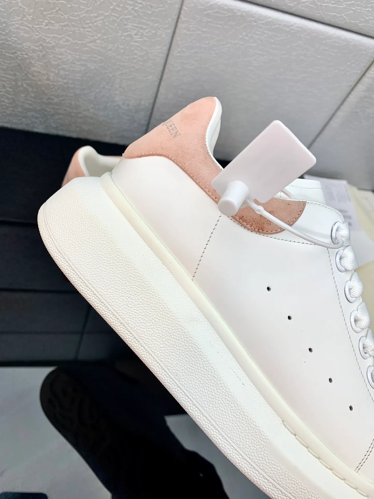 👟👟Ex-factory price👟👟Ex-factory price 480👟👟 2022 latest upgraded version The latest McQueen white shoes original 1⃣: 1⃣perfect replica ☑Deliver the latest counter full set of packaging🎁Full series of color styles are constantly updated🥳🥳 🔺Fabric: Customized original matte silk cowhide 🔺Inner lining: imported water-dyed sheepskin lining/original customized soft cowhide pad 🔺Feet: ultra-clear high temperature air pressure logo➕soft latex pad 🔺outsole: rubber T👟👟factory price👟👟factory price U vacuum bottom/I👟👟factory price👟👟factory price original foam bottom, thick bottom about 4cm 🔺Size: Female M34-40 Male M39-45